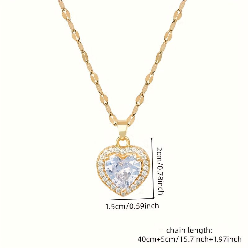 Un collier avec pendentif en zircone synthétique en forme de cœur scintillante. Cette pièce intemporelle et adaptable pour femmes est dotée d'une chaîne en acier inoxydable plaqué or, ce qui en fait un cadeau de bijoux idéal pour les anniversaires, les fêtes de Noël et la Saint-Valentin.