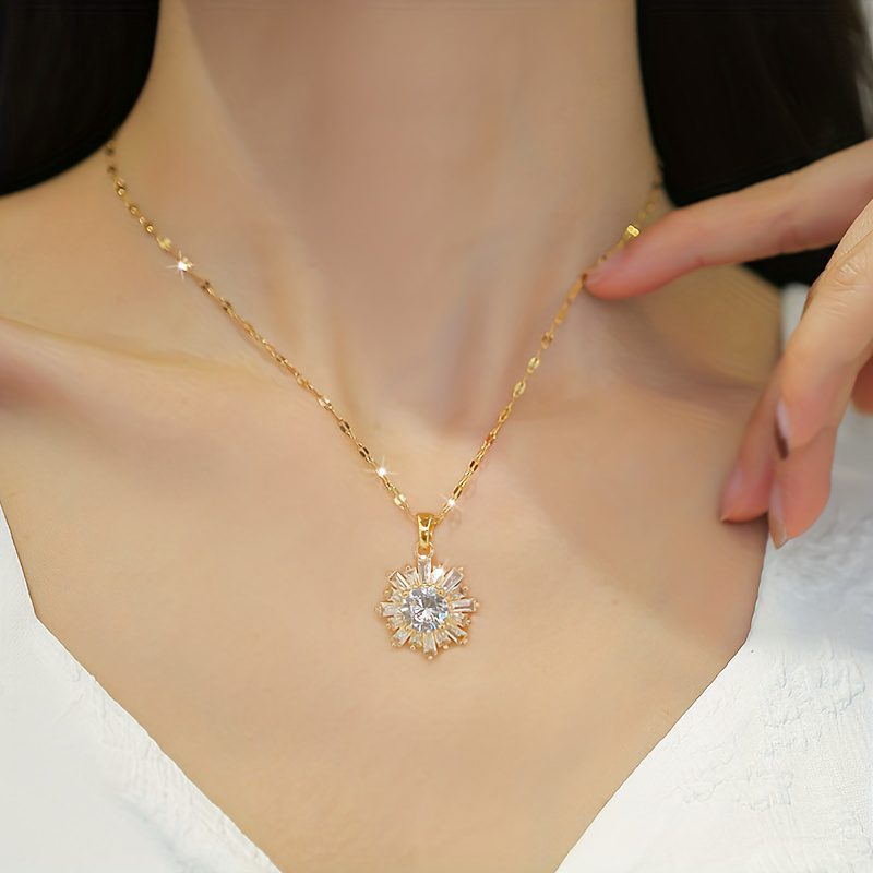 Pendentif Éblouissant en Forme de Flocon de Neige, Orné de Zirconia Synthétique Luxueux, Chaîne en Acier Inoxydable Plaqué de Haute Qualité, Collier Polyvalent pour Banquets, Mariages, Anniversaires et Fêtes