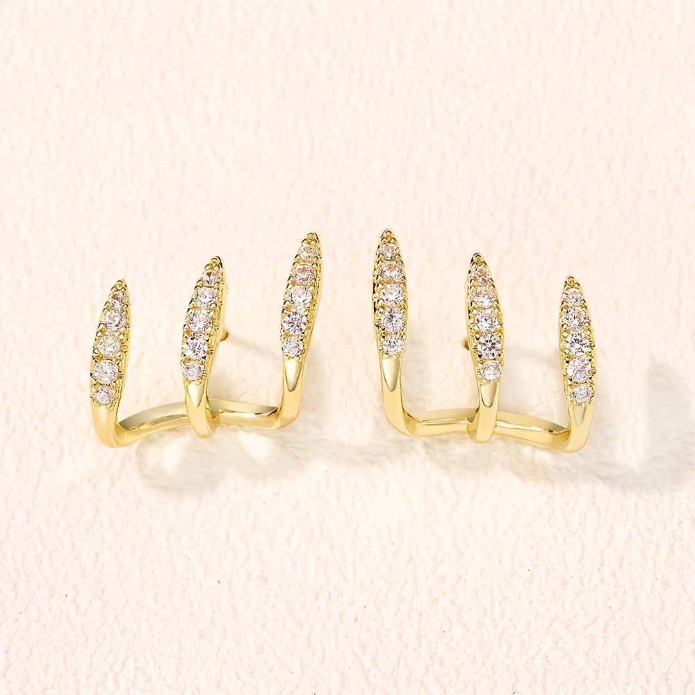 Une paire d'oreilles sophistiquées à trois niveaux en cristal, conçues pour les femmes. Elles offrent un regard éblouissant et charmant avec des crochets en acier inoxydable, ce qui les rend parfaites pour un usage quotidien et les événements spéciaux. Un excellent choix de cadeau.