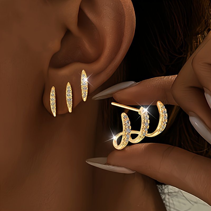 Une paire d'oreilles sophistiquées à trois niveaux en cristal, conçues pour les femmes. Elles offrent un regard éblouissant et charmant avec des crochets en acier inoxydable, ce qui les rend parfaites pour un usage quotidien et les événements spéciaux. Un excellent choix de cadeau.