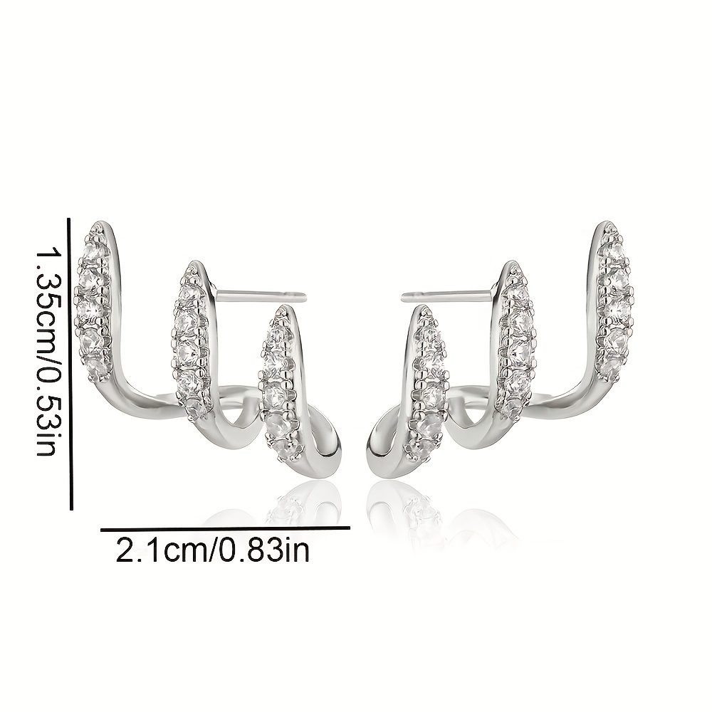 Une paire d'oreilles sophistiquées à trois niveaux en cristal, conçues pour les femmes. Elles offrent un regard éblouissant et charmant avec des crochets en acier inoxydable, ce qui les rend parfaites pour un usage quotidien et les événements spéciaux. Un excellent choix de cadeau.