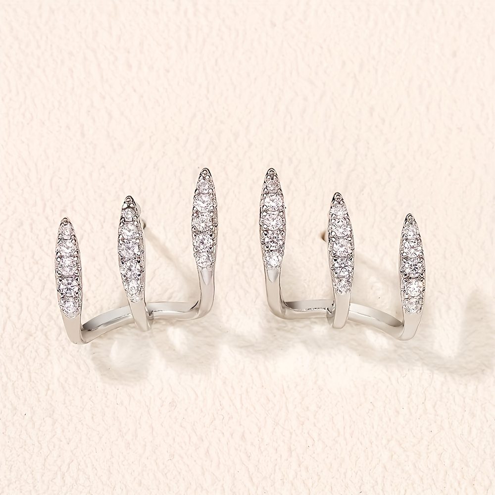 Une paire d'oreilles sophistiquées à trois niveaux en cristal, conçues pour les femmes. Elles offrent un regard éblouissant et charmant avec des crochets en acier inoxydable, ce qui les rend parfaites pour un usage quotidien et les événements spéciaux. Un excellent choix de cadeau.