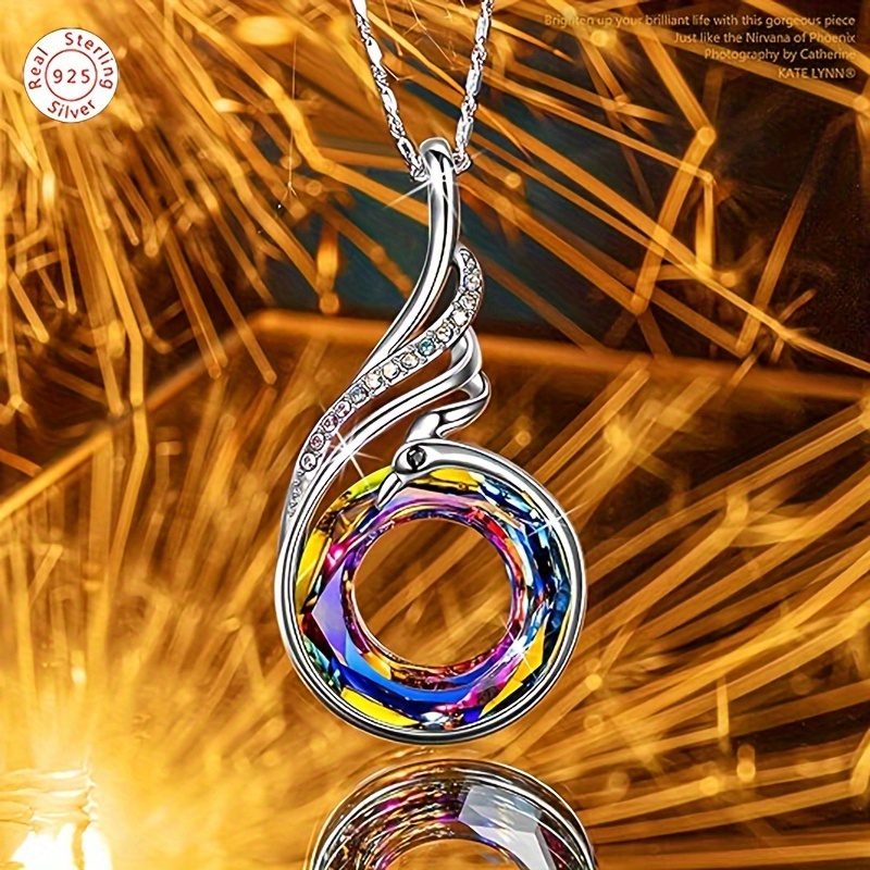 Ce collier est orné d'un pendentif circulaire en zircone synthétique de couleurs phénix, fabriqué en argent sterling S925. Il est idéal pour un usage quotidien et constitue un magnifique cadeau pour des occasions comme la Saint-Valentin, la fête des mères, les anniversaires.