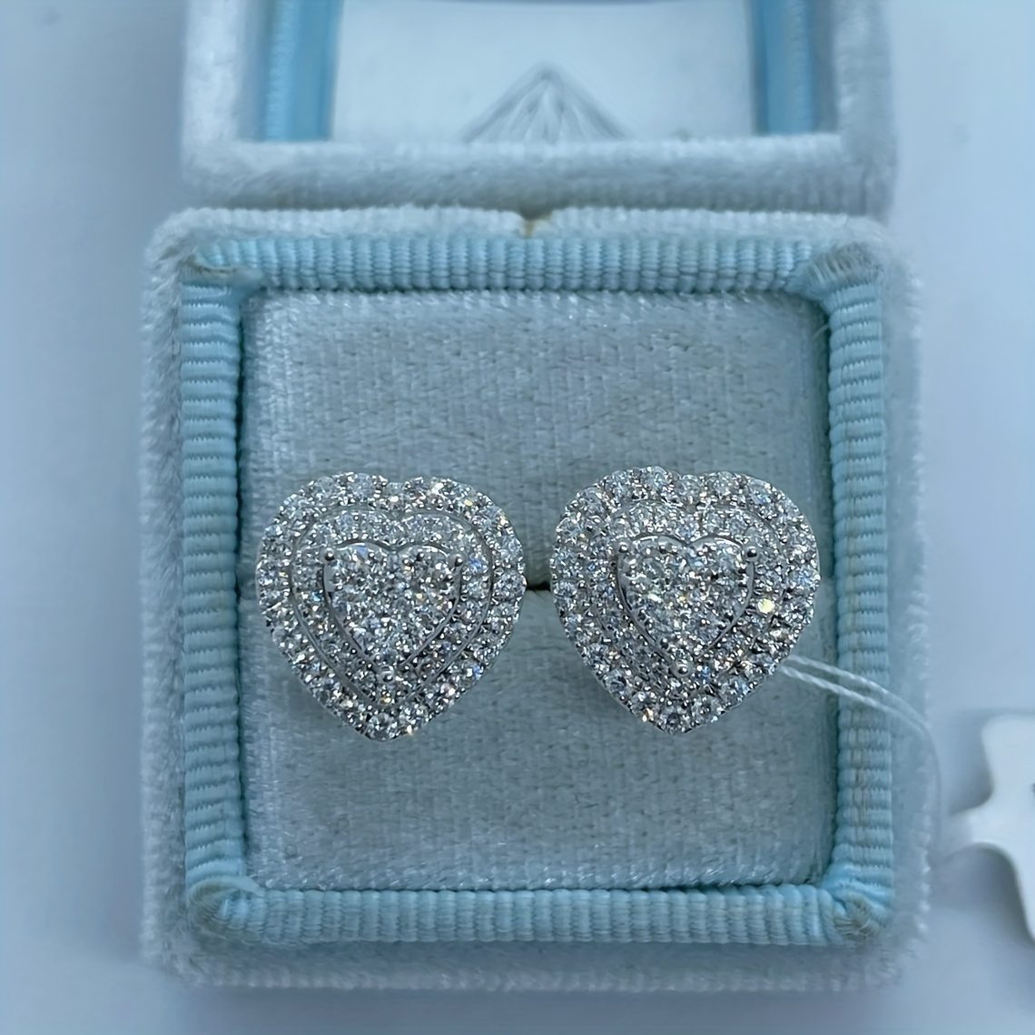 Une paire de boucles d'oreilles exquises en argent sterling 925 en forme de cœur avec incrustation d'amour - Cadeau de bijoux élégant et à la mode pour femmes - Accessoires hypoallergiques, durables et brillants, boucles d'oreilles élégantes, boucles d'oreilles minimalistes élégantes pour femmes