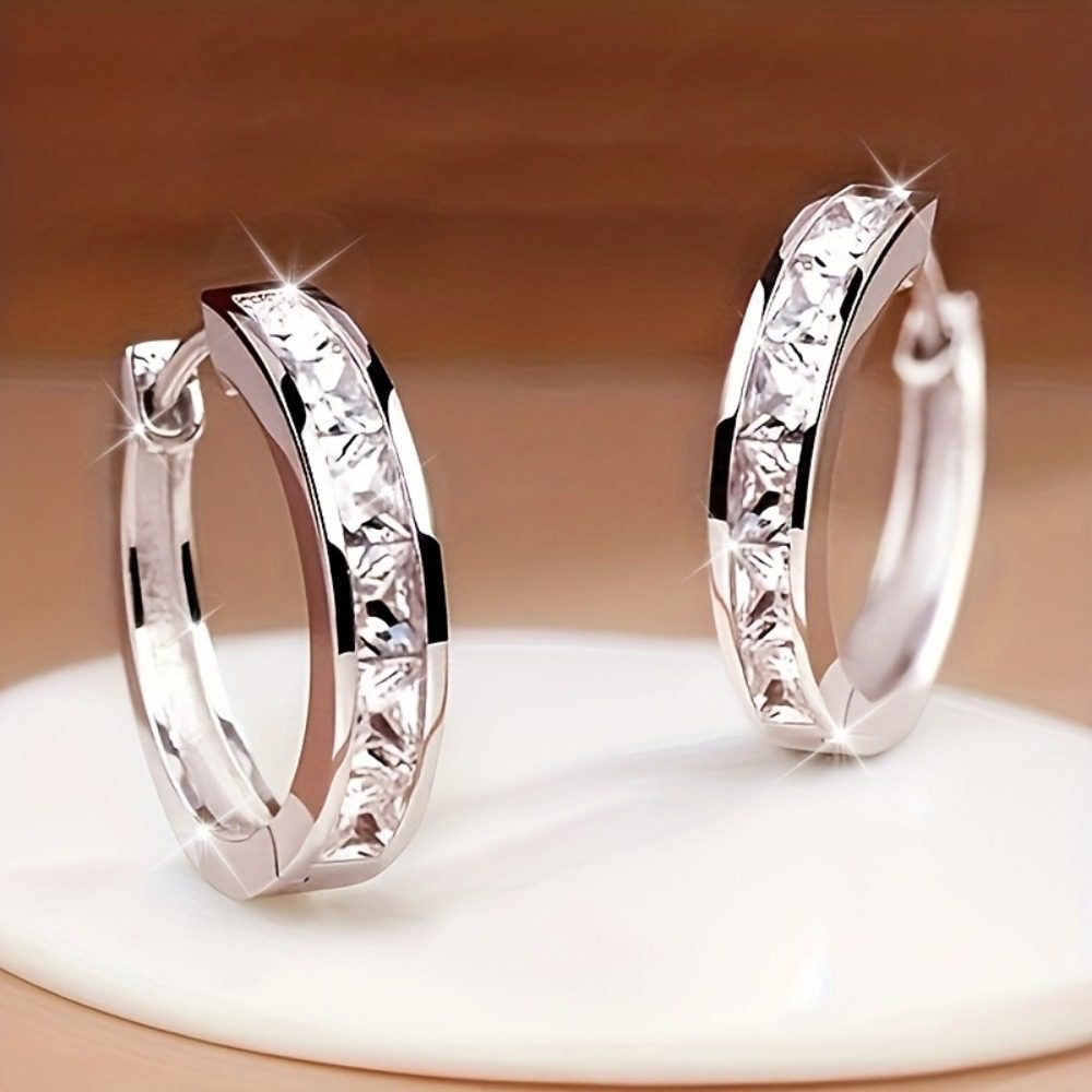 Boucles d'oreilles cloutées légères en argent 925 et moissanite, sans nickel, parfaites pour un usage quotidien, un coffret cadeau éblouissant pour Noël et les anniversaires pour elle