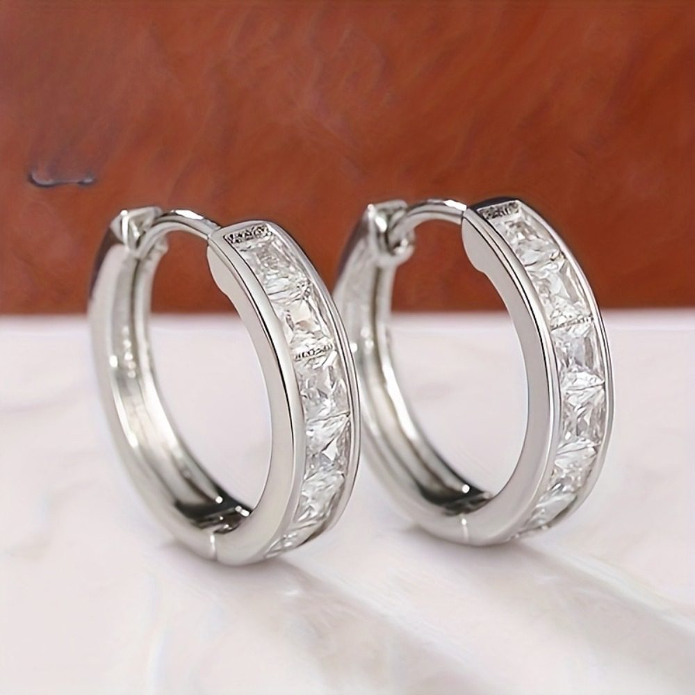 Boucles d'oreilles cloutées légères en argent 925 et moissanite, sans nickel, parfaites pour un usage quotidien, un coffret cadeau éblouissant pour Noël et les anniversaires pour elle