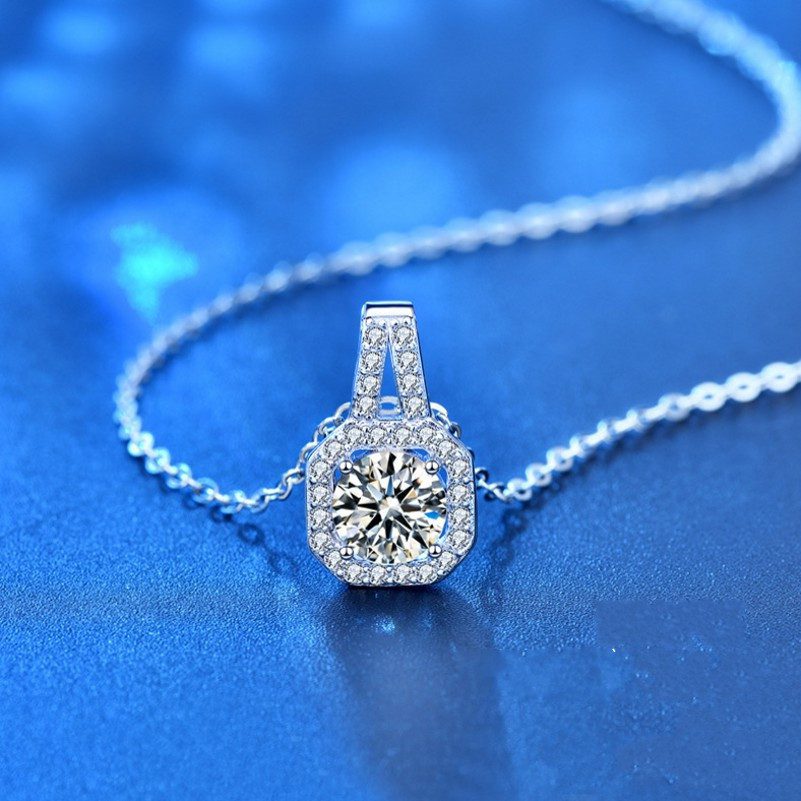 Collier pendentif en argent sterling 925 avec moissanite taille princesse de 1 carat/2 carats, convient pour le quotidien, les fêtes, les soirées, les rendez-vous, les vacances, les anniversaires, la Saint-Valentin, le carnaval, Pâques et autres cadeaux de bijoux, avec boîte cadeau, environ 0,14 oz