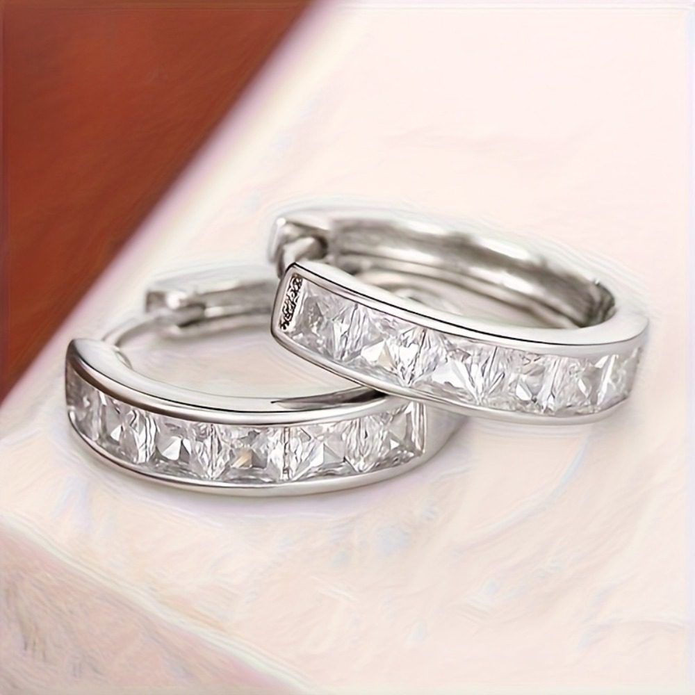 Boucles d'oreilles cloutées légères en argent 925 et moissanite, sans nickel, parfaites pour un usage quotidien, un coffret cadeau éblouissant pour Noël et les anniversaires pour elle