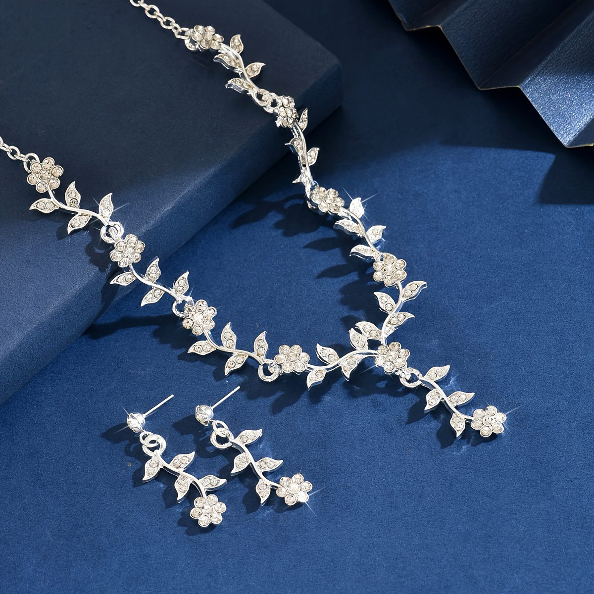 Parure de bijoux 3 pièces à pendentif fleur tendance avec boucles d'oreilles et collier à large visage, convient pour banquet, mariage, cadeau d'anniversaire, déguisement de fête, parure de bijoux traditionnels pour femme, parure de bijoux de haute qualité pour femme, bijoux de mode de festival
