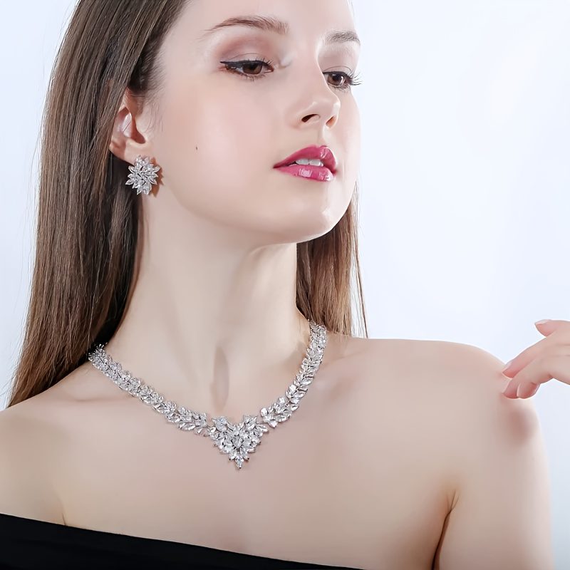 Parure de bijoux 925 argentée à fleur et zircone 5A comprenant un collier et des boucles d'oreilles. Élégante et luxueuse, coffret élégant et exquis est parfait pour un usage quotidien ainsi que pour les banquets et les fêtes. C'est un cadeau idéal pour les mariages et la Saint-Valentin.