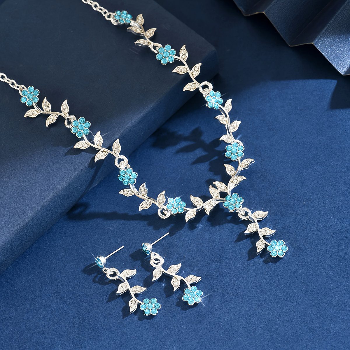 Parure de bijoux 3 pièces à pendentif fleur tendance avec boucles d'oreilles et collier à large visage, convient pour banquet, mariage, cadeau d'anniversaire, déguisement de fête, parure de bijoux traditionnels pour femme, parure de bijoux de haute qualité pour femme, bijoux de mode de festival