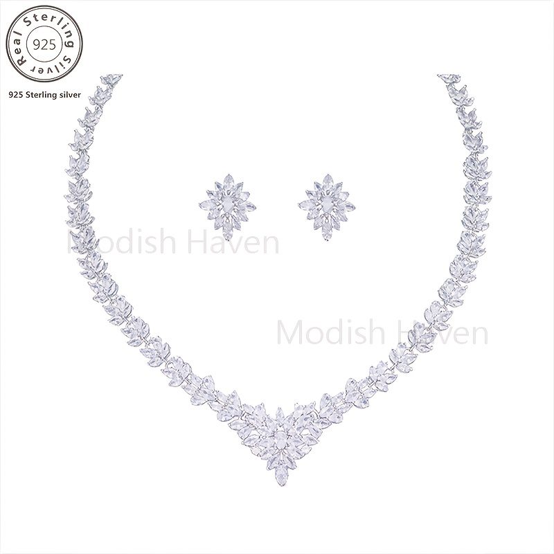 Parure de bijoux 925 argentée à fleur et zircone 5A comprenant un collier et des boucles d'oreilles. Élégante et luxueuse, coffret élégant et exquis est parfait pour un usage quotidien ainsi que pour les banquets et les fêtes. C'est un cadeau idéal pour les mariages et la Saint-Valentin.