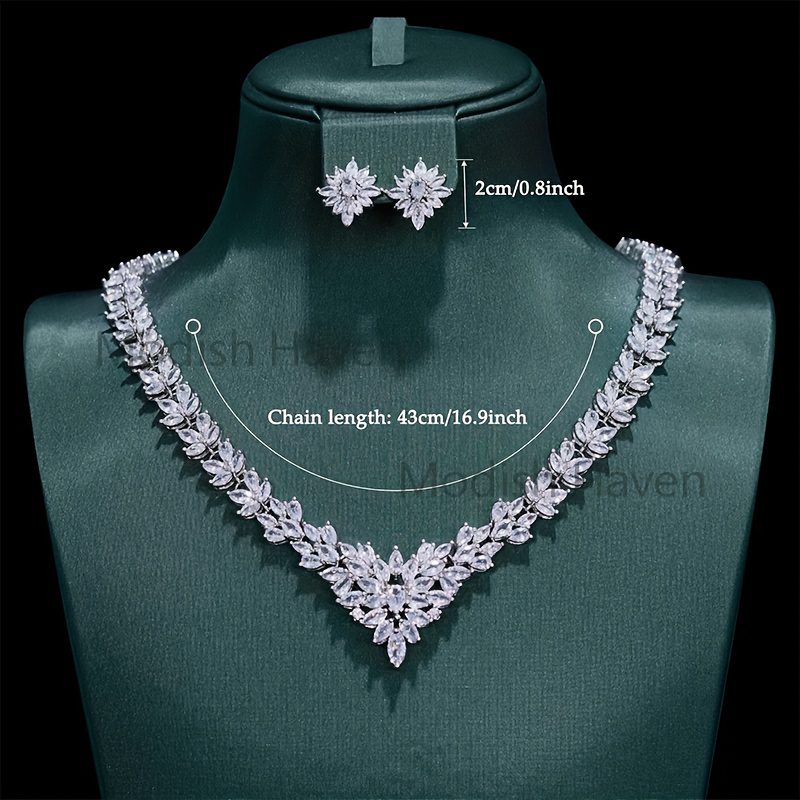 Parure de bijoux 925 argentée à fleur et zircone 5A comprenant un collier et des boucles d'oreilles. Élégante et luxueuse, coffret élégant et exquis est parfait pour un usage quotidien ainsi que pour les banquets et les fêtes. C'est un cadeau idéal pour les mariages et la Saint-Valentin.