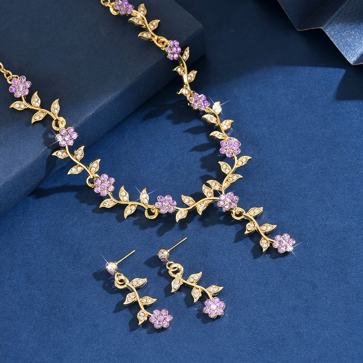 Parure de bijoux 3 pièces à pendentif fleur tendance avec boucles d'oreilles et collier à large visage, convient pour banquet, mariage, cadeau d'anniversaire, déguisement de fête, parure de bijoux traditionnels pour femme, parure de bijoux de haute qualité pour femme, bijoux de mode de festival