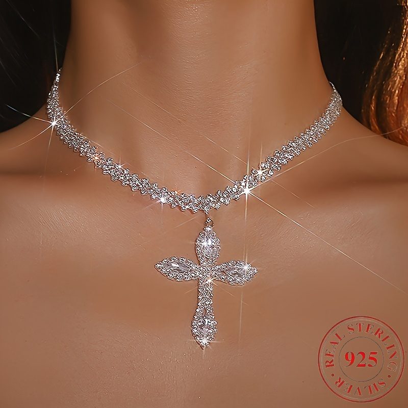 Un collier de luxe avec pendentif croix étincelant en argent 925, orné de zircone synthétique, parfait comme cadeau d'accessoire de cou argenté, élégant, raffiné et stylé