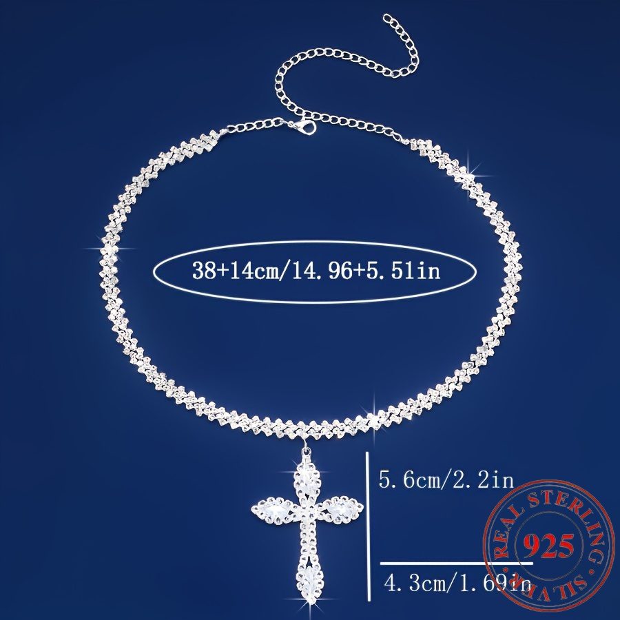 Un collier de luxe avec pendentif croix étincelant en argent 925, orné de zircone synthétique, parfait comme cadeau d'accessoire de cou argenté, élégant, raffiné et stylé