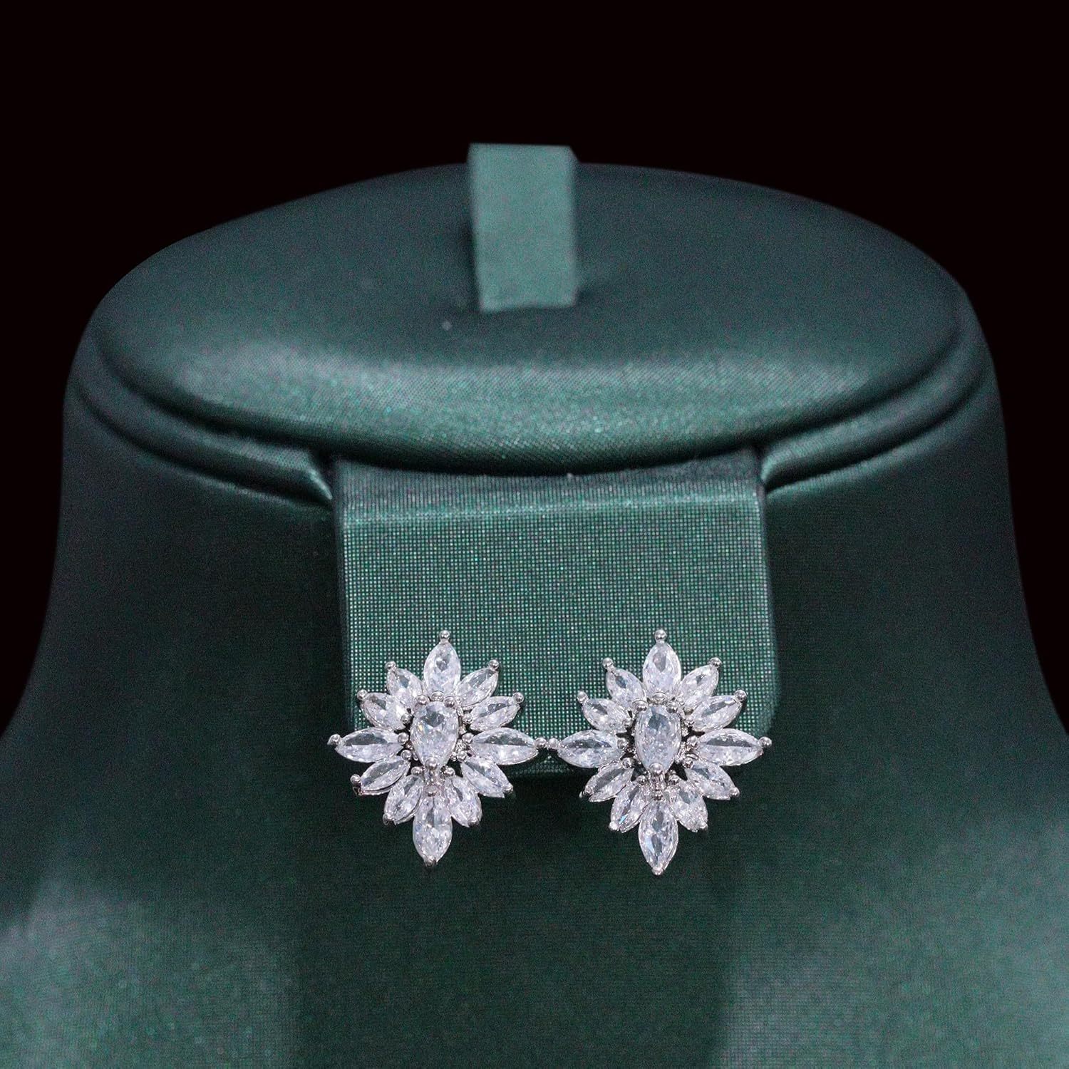 Parure de bijoux 925 argentée à fleur et zircone 5A comprenant un collier et des boucles d'oreilles. Élégante et luxueuse, coffret élégant et exquis est parfait pour un usage quotidien ainsi que pour les banquets et les fêtes. C'est un cadeau idéal pour les mariages et la Saint-Valentin.