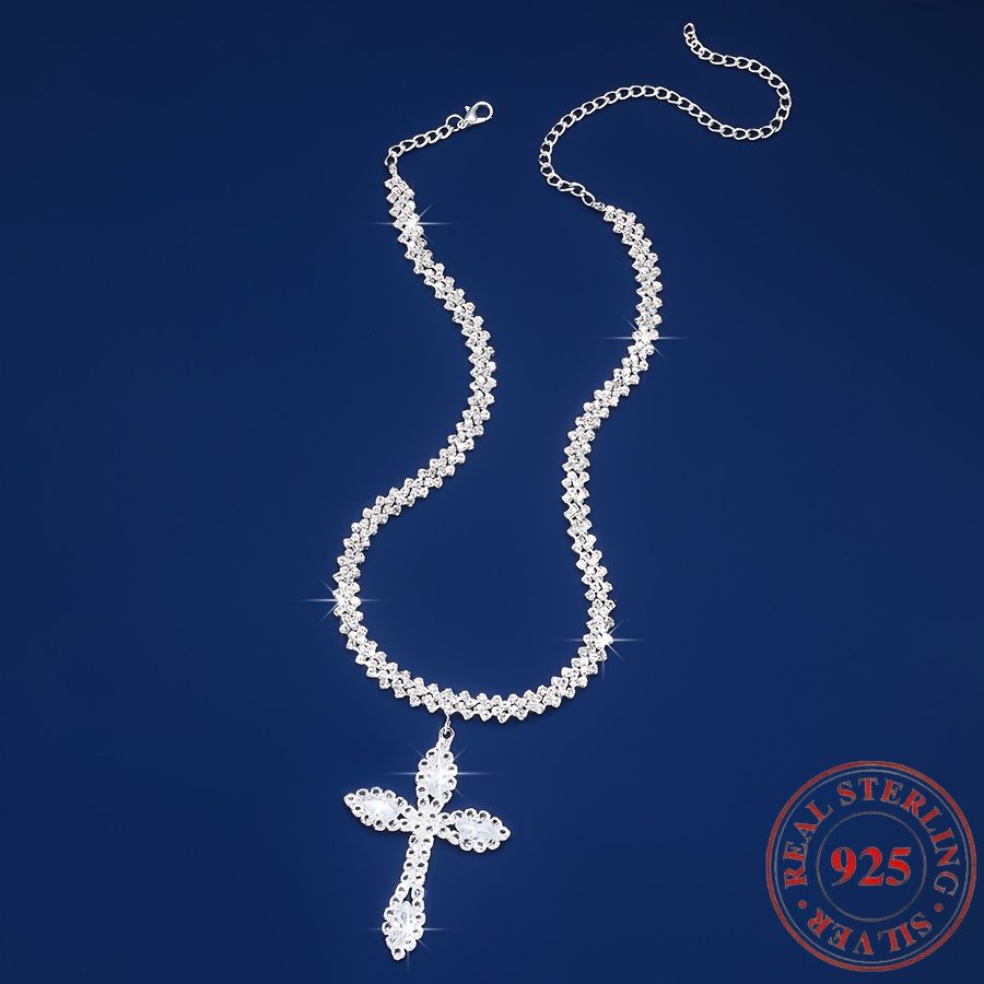 Un collier de luxe avec pendentif croix étincelant en argent 925, orné de zircone synthétique, parfait comme cadeau d'accessoire de cou argenté, élégant, raffiné et stylé