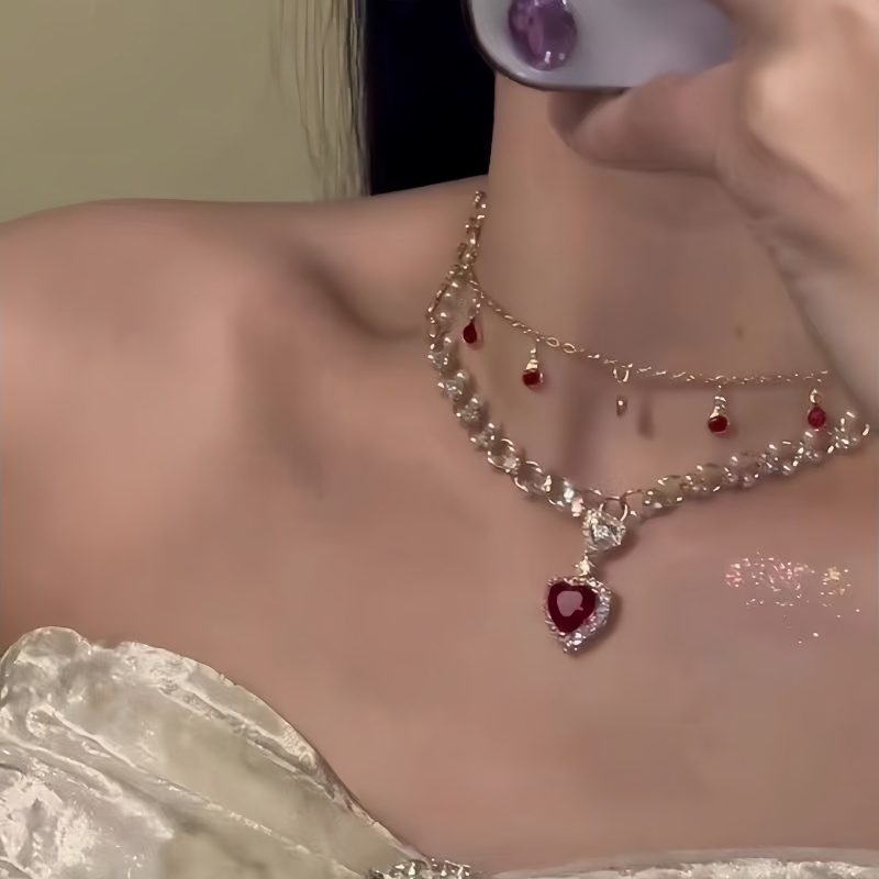 1 pièce Collier superposé scintillant pour femme avec zircone synthétique rouge et chaîne à double pompon pour clavicule, style bohème français, convient pour les fêtes, le quotidien, cadeau pour la fête des Mères, la remise de diplôme, bijou élégant toute l'année