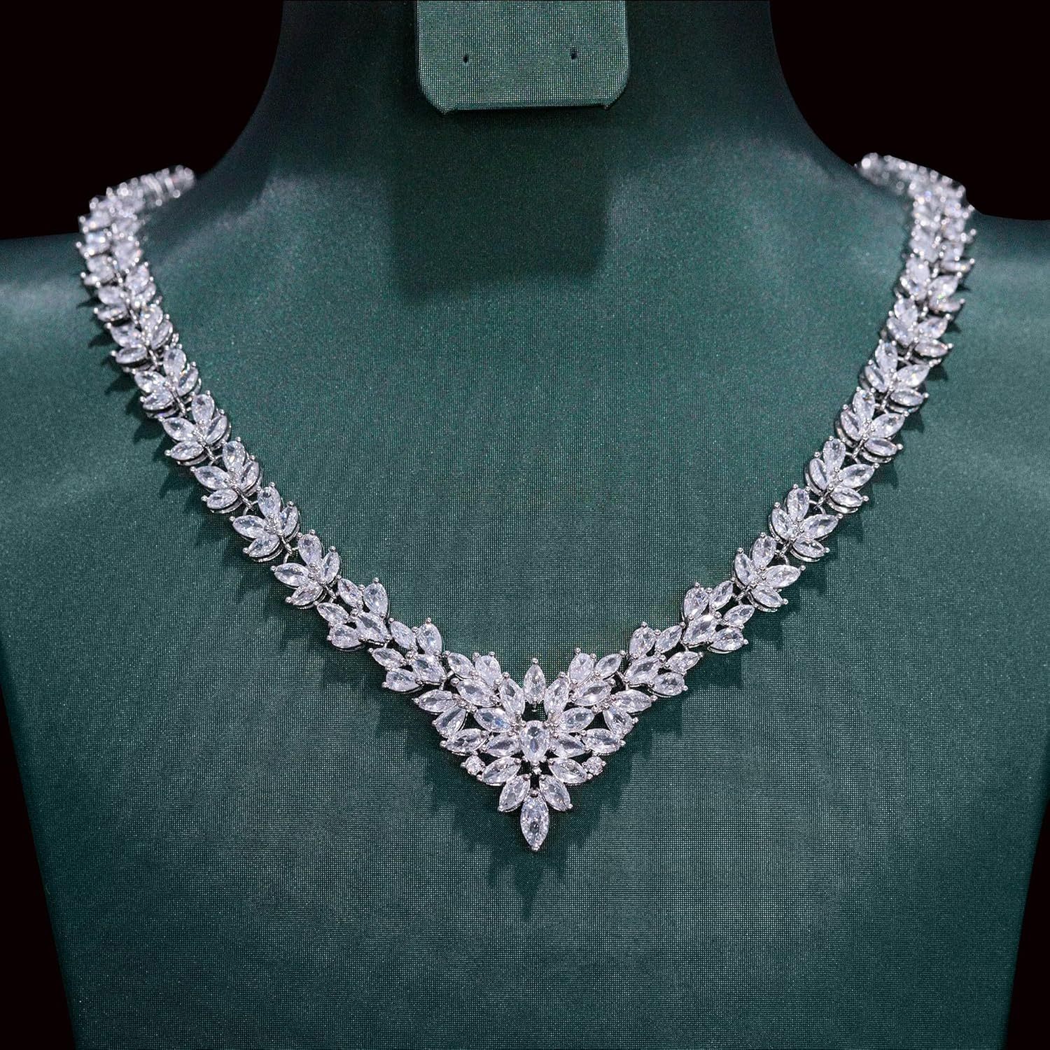 Parure de bijoux 925 argentée à fleur et zircone 5A comprenant un collier et des boucles d'oreilles. Élégante et luxueuse, coffret élégant et exquis est parfait pour un usage quotidien ainsi que pour les banquets et les fêtes. C'est un cadeau idéal pour les mariages et la Saint-Valentin.