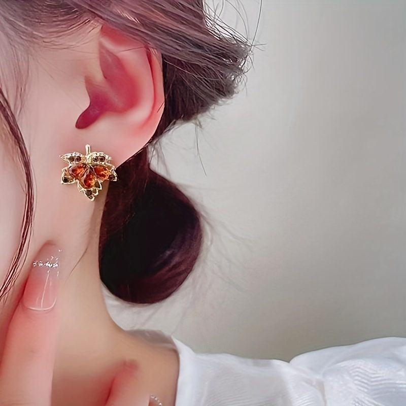 Boucles d'Oreilles Feuille d'Érable Rouge Légères Femme – Image 9