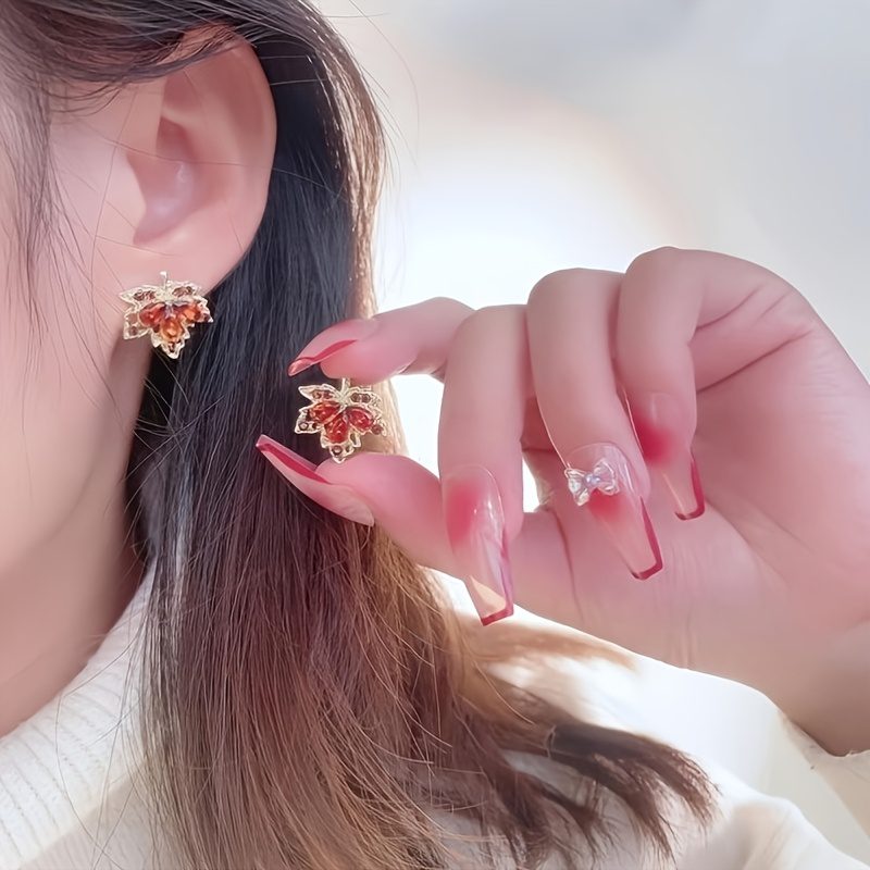 1 Paire de Boucles d'Oreilles Feuille d'Érable Rouge Uniques et Nouvellement Conçues pour Femmes, Parfaites pour un Usage Quotidien et comme Cadeaux pour les Petites Amies ou les Mères